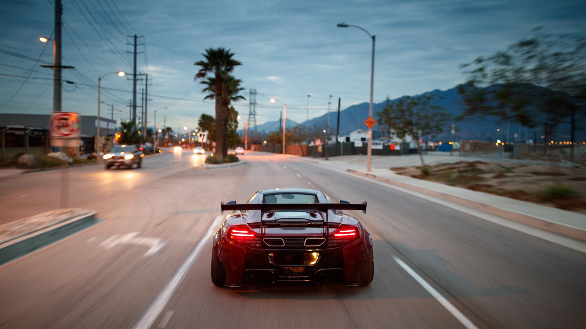 王楚钦与队友配合默契夺得团体赛冠军，王楚钦比赛照片